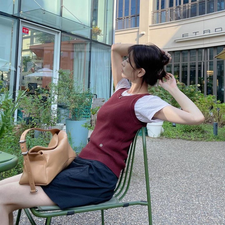 <p>Di sela-sela kesibukan syuting, Jung So Min meluangkan waktu luang bersama sang Bunda, nih. "Bubbly date with my momma for the first time in a while (Kegiatan yang menyenangkan bersama ibu untuk pertama kalinya setelah sekian lama)," tulis So Min dalam unggahannya. (Foto: Instagram @somin_jj)</p>