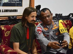 Saat Pilot Susi Air Video Call Istri Setelah Dibebaskan dari KKB
