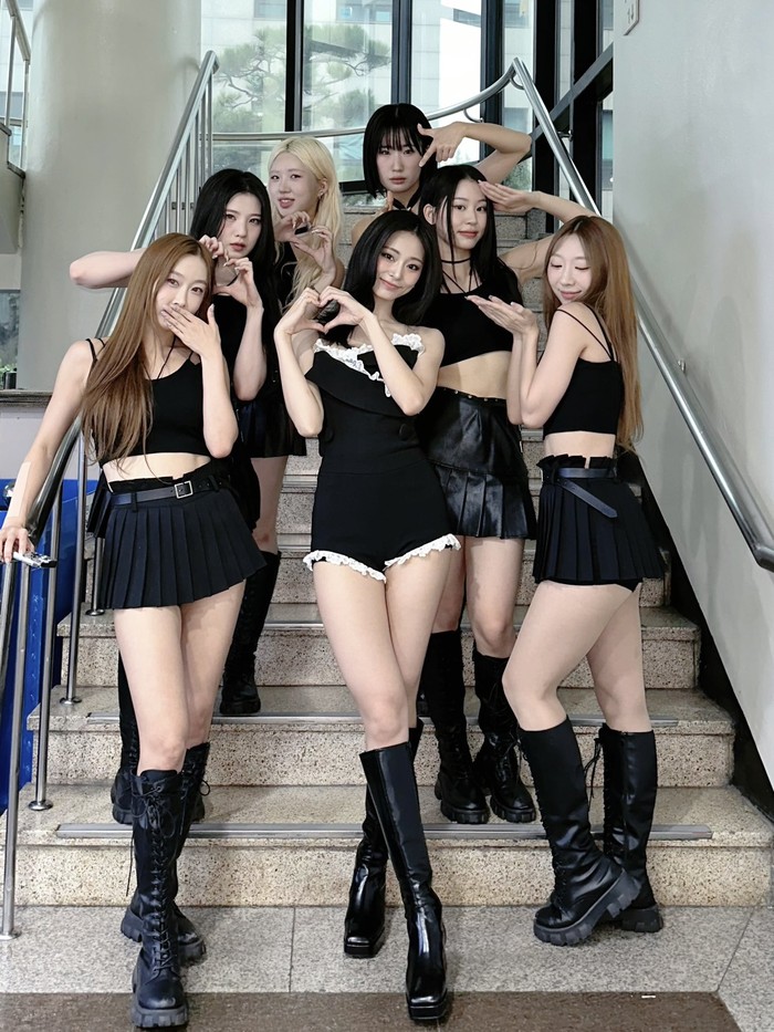 Look idol K-Pop ini di Music Bank pada Jumat, (13/9) juga tidak kalah memukau. Pakaian berenda yang dipadukan dengan sepasang sepatu knee-high boots memancarkan keanggunan sekaligus membuat penampilannya terlihat stylish. / Foto: x.com/JYPETWICE