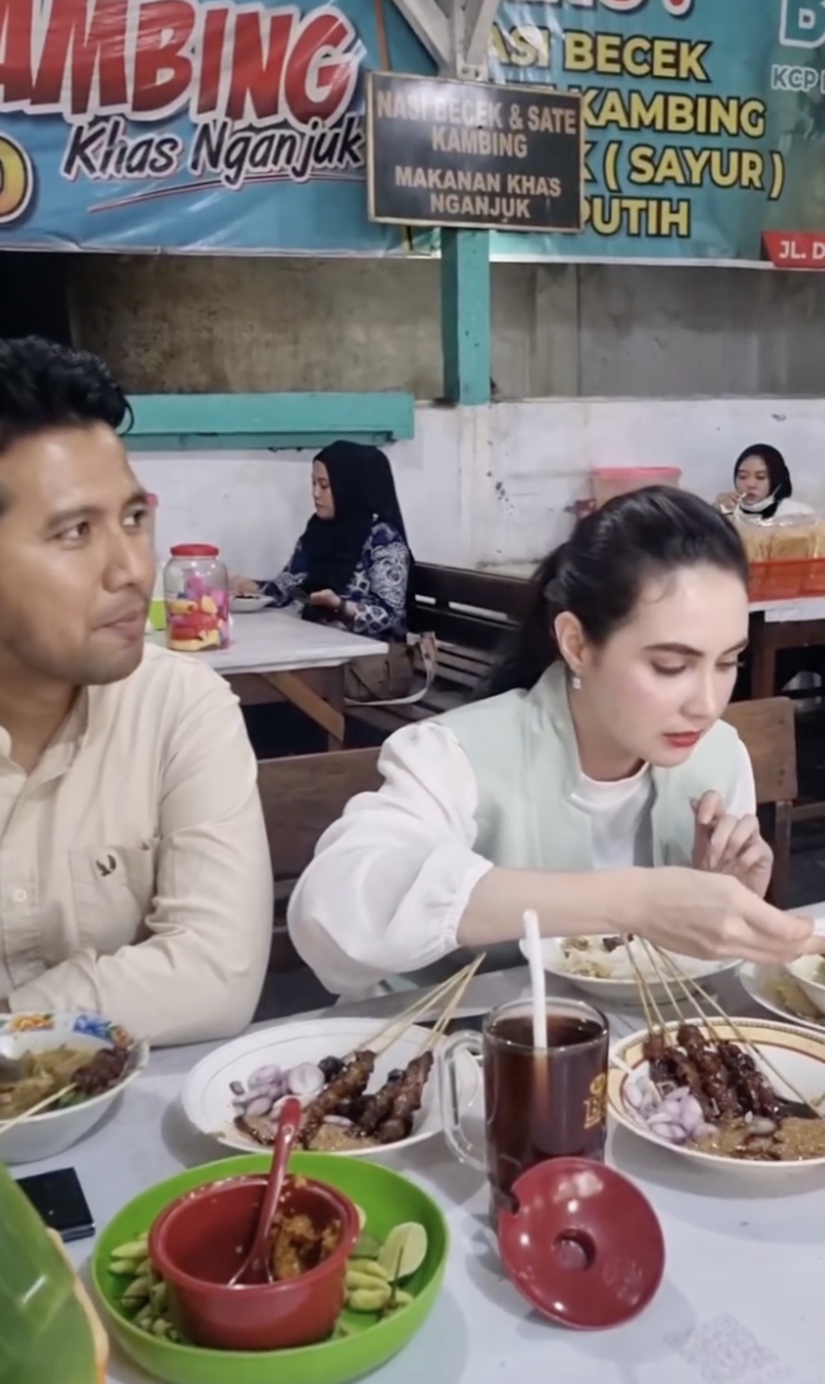 Makin Romantis&excl; Arumi Bachsin Sering Kulineran Bareng Emil Dardak