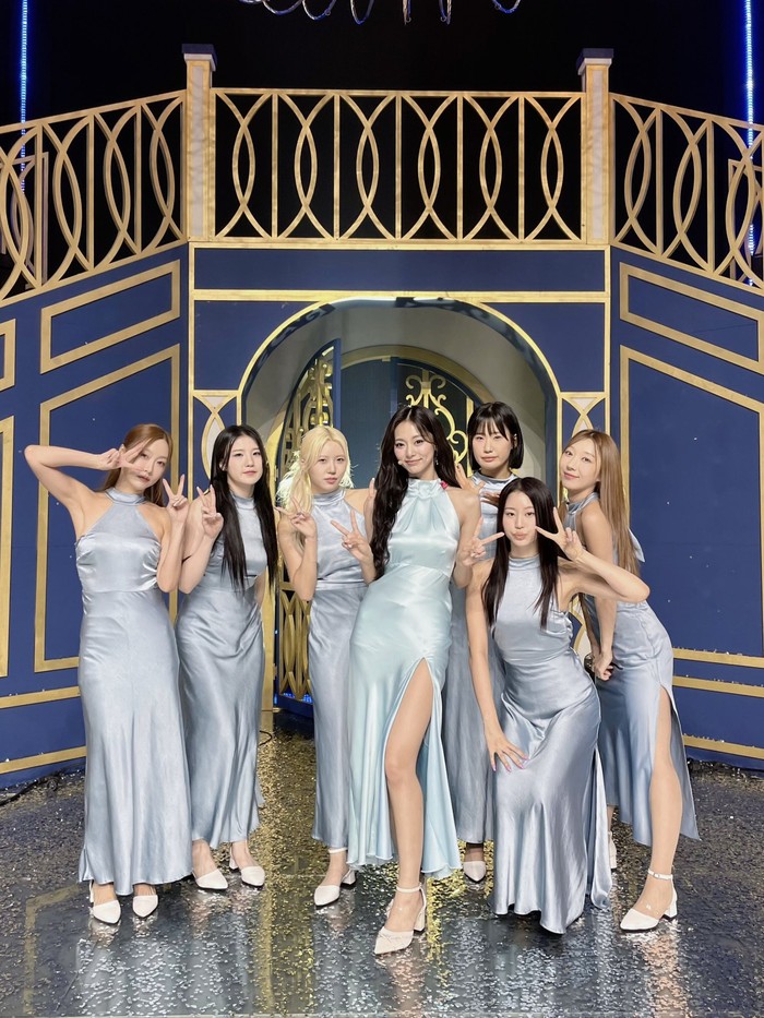 Pada penampilan terakhir Tzuyu TWICE di M COUNTDOWN, ia mengenakan halter neck dress berwarna icy blue dengan detail slit di bagian depan. Gaun ikonik itu merupakan salah satu dress yang ia pakai dalam video musik lagu ‘Run Away’. / Foto: x.com/JYPETWICE