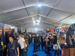 Antusiasme Warga Kunjungi Stan Alutsista TNI AL di Rangkaian HUT Ke-79 TNI