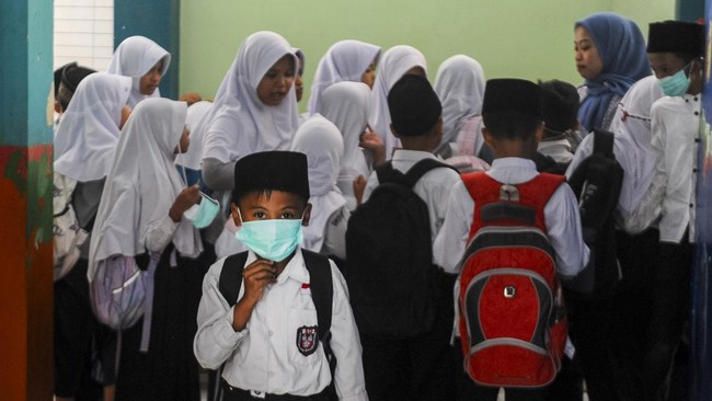 FOTO: Bahaya ISPA di Balik Kebakaran TPSA Bagendung yang Belum Reda