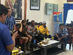 Dibebaskan TNI-Polri dari KKB, Pilot Susi Air Dibawa dari Nduga ke Timika