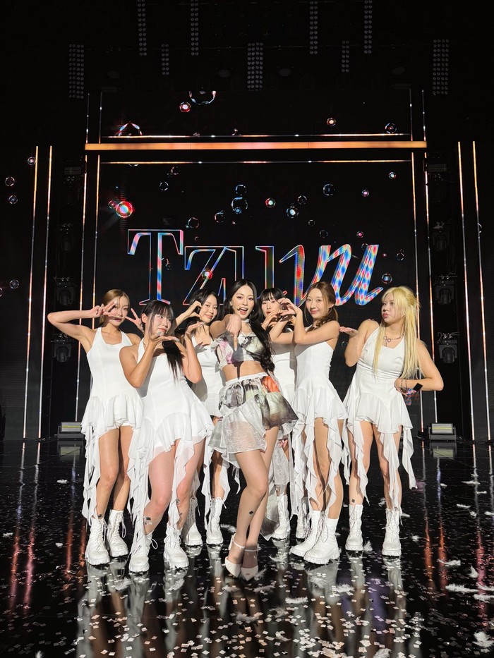 Selain title track berjudul ‘Run Away’ miliknya yang disukai banyak orang lantaran membuat pendengar teringat pada lagu K-Pop generasi ke-2, para penggemar juga selalu dibuat terpukau dengan stage oufit Tzuyu saat promosi. / Foto: x.com/JYPETWICE