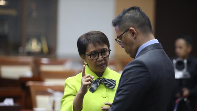 Menlu RI Sugiono mengungkap pesan dari mantan menlu Retno Marsudi saat pisah sambut di gedung Kementerian Luar Negeri, Jakarta Pusat, Senin (21/10).