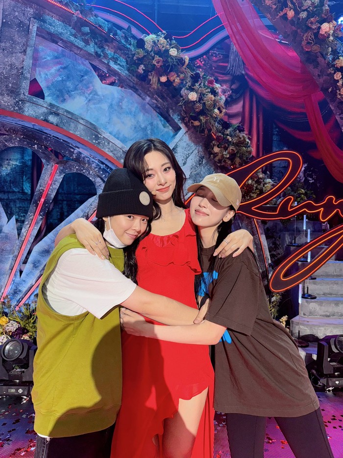 Terakhir, Tzuyu TWICE merampungkan promosi debut album solo, ‘abouTZU’, dengan membawakan lagu utamanya dalam balutan gaun merah menyala dengan detail frill. Penampilannya ini sontak mencuri perhatian para penggemarnya. / Foto: x.com/JYPETWICE