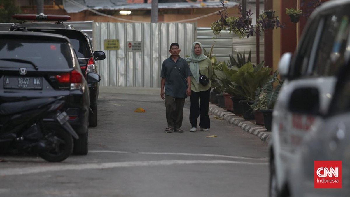 FOTO: Keluarga 7 Remaja Tewas di Kali Bekasi Sambangi RS Polri