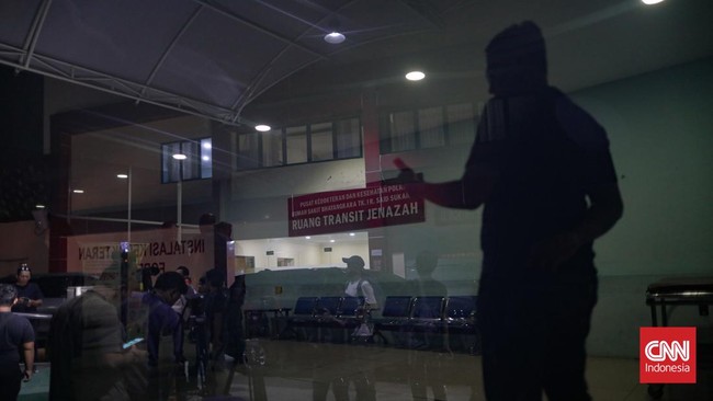 FOTO: Keluarga 7 Remaja Tewas di Kali Bekasi Sambangi RS Polri