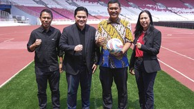 Erick Thohir Terima Bola Bertanda Tangan Paus Fransiskus