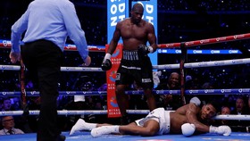 FOTO: Anthony Joshua Empat Kali Knock-Down, KO Ronde 5