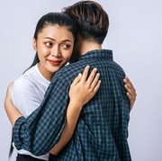 Jangan Tertipu! Ini 6 Tanda Seseorang yang Cuma Berpura-pura Menyukaimu