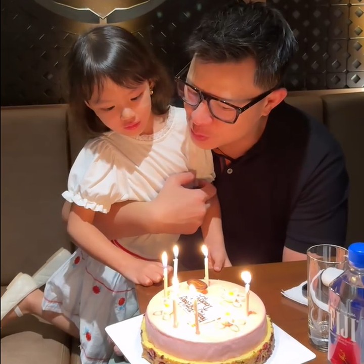 <p>Ayah dan anak ini kemudian meniup lilin bersama-sama. Keduanya juga sempat mengucapkan doa atau<em> make a wish</em> sebelum meniup lilin. (Foto: Instagram @missclaireherbowo)</p>