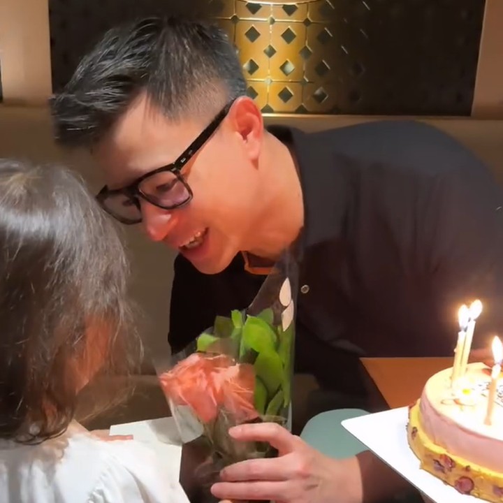 <p>Tak hanya membawa kue ulang tahun, Claire juga memberikan satu buket bunga berwarna oranye untuk ayahanda tercinta. (Foto: Instagram @missclaireherbowo)</p>