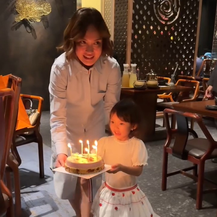 <p>Shady Aulia tampak mendampingi putri kecilnya yang membawa kue ulang tahun untuk diberikan kepada David Herbowo. (Foto: Instagram @missclaireherbowo)</p>