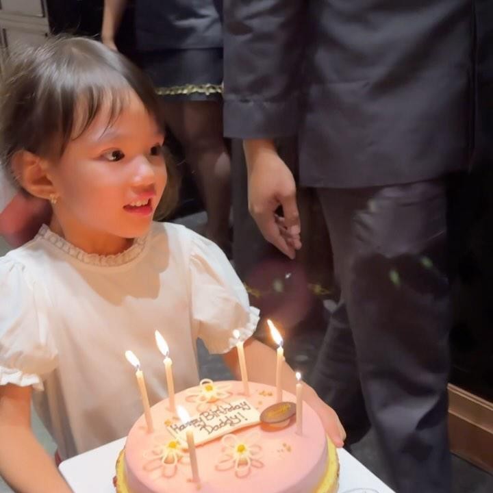 <p>Shandy Aulia membagikan momen ketika sang putri, Claire memberikan kejutan ulang tahun untuk sang Ayah, David Herbowo. Mantan suami Shandy itu baru saja bertambah usia, Bunda. (Foto: Instagram @missclaireherbowo)</p>