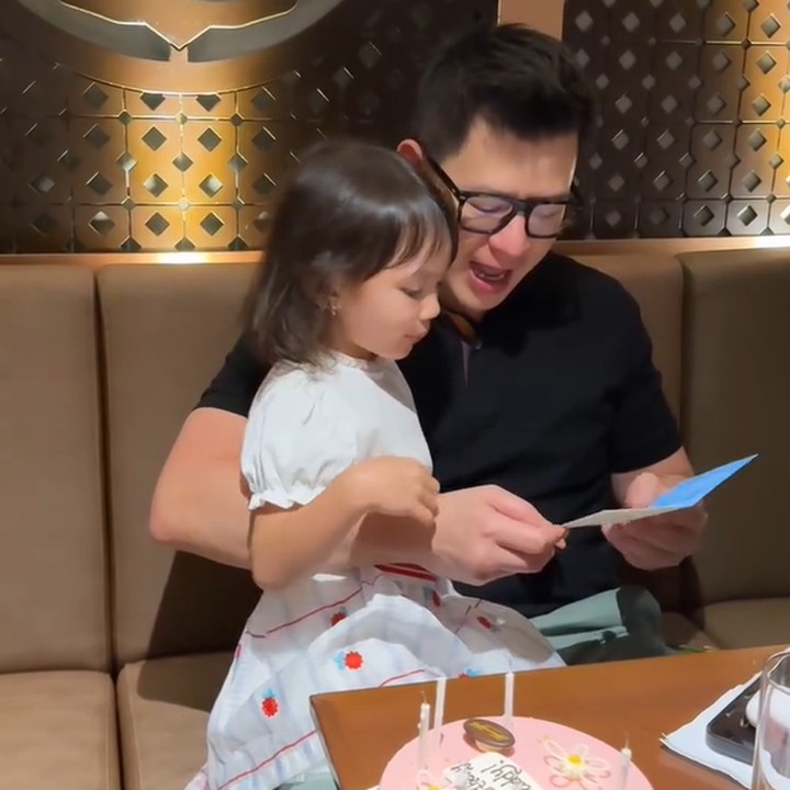 <p>Dalam unggahannya, Shandy menuliskan pesan yang seolah-olah diucapkan oleh Claire<em>. "I’m so proud to have a dad as amazing as you. Today, we celebrate your birth! Without it, I wouldn’t be where I am today. Wishing you the best birthday</em> (Aku sangat bangga punya Ayah yang hebat. Hari ini, kami merayakan ulang tahunmu! Tanpa Ayah, aku tidak akan menjadi seperti aku yang sekarang. Aku mengucapkan selamat ulang tahun untukmu)," tulisnya. (Foto: Instagram @missclaireherbowo)</p>