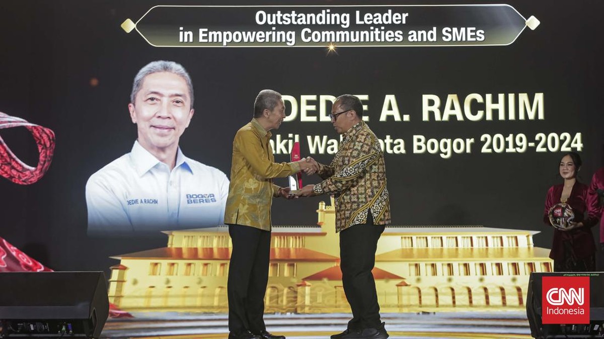 FOTO: Momen Dedie Rachim Raih CNN Indonesia Awards