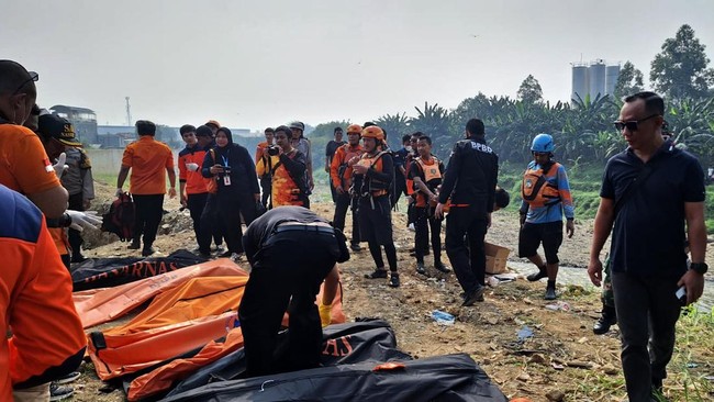 Pusdalpos Badan Penanggulangan Bencana Daerah Kota Bekasi Karsono mengungkap kondisi tujuh jenazah nan ditemukan di Kali Bekasi, Minggu (22/9).