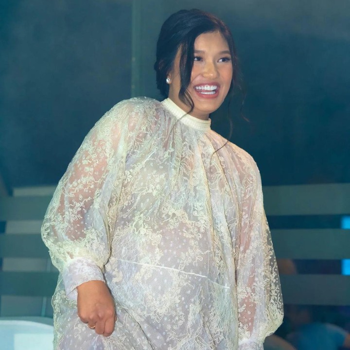 <p>Di acara tersebut, Duma Riris tampil memesona memancarkan aura<em> mother glow.</em> Ia mengenakan <em>dress</em> tertutup warna putih dengan aksen<em> flowery lace</em>. (Foto: Instagram @jud1ka)</p>