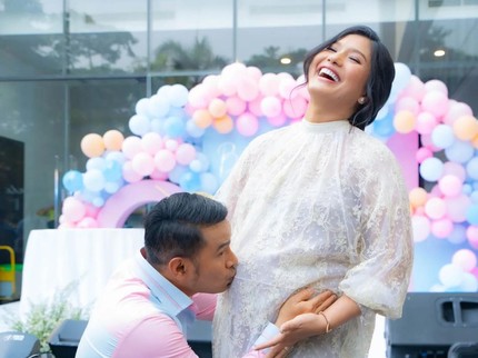 7 Potret Duma Riris Gelar Gender Reveal & Ultah ke-41, Judika Siap Bergadang demi Baby Boy
