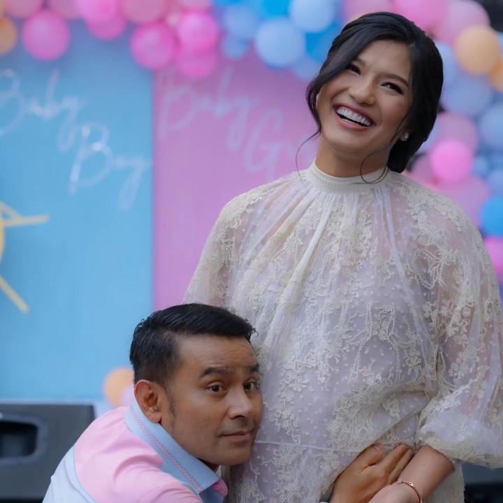 <p>Model yang juga istri musisi Judika, Duma Riris, mengungkap jenis kelamin anak ketiganya melalui pesta <em>gender reveal</em> belum lama ini. Acara <em>gender reveal</em> ini didominasi warna pink dan biru muda. Di acara puncak, diketahui bahwa keduanya akan segera dikaruniai anak laki-laki, Bunda. (Foto: Instagram @jud1ka)</p>