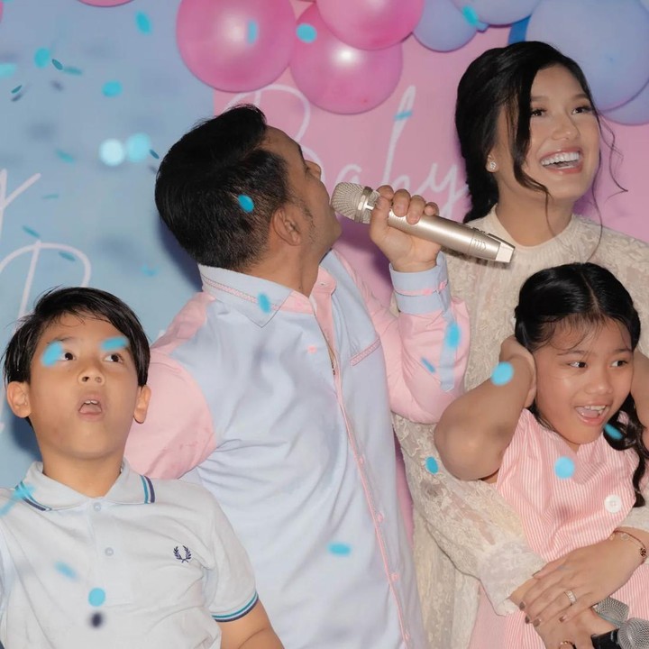<p>Pasangan ini menggelar <em>gender reveal party</em> bersama keluarga dan kerabat dekat. Acara ini terasa semakin spesial lantaran digelar bertepatan pada momen ulang tahun Riris. (Foto: Instagram @jud1ka)</p>