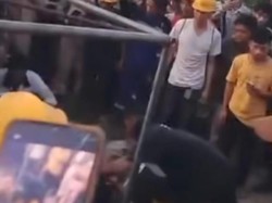 Pikap Angkut 14 Pekerja PT SSTT Morowali Terguling saat Nyalip Bus, 2 Tewas