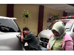 Isak Tangis Keluarga 7 Jenazah Kali Bekasi saat Datangi RS Polri