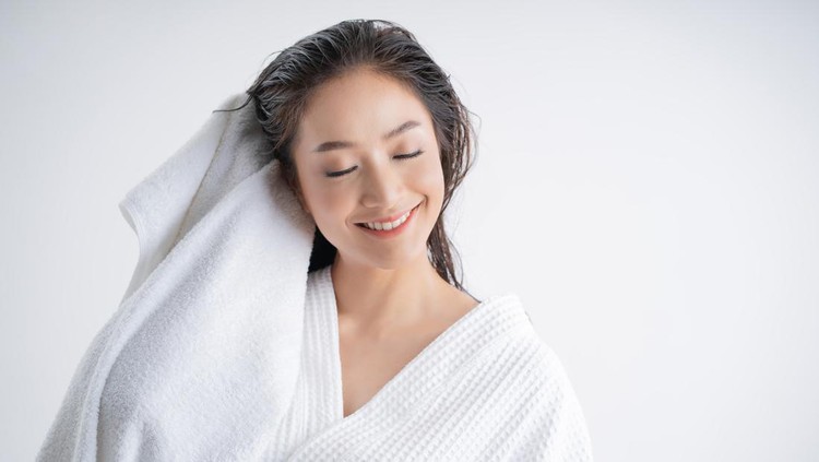 Asian women are using a dry towel to dry their hair.after showering