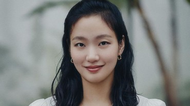 img-title Potret Cantik Kim Go Eun Metik Biji Kopi di Ciwidey Bandung