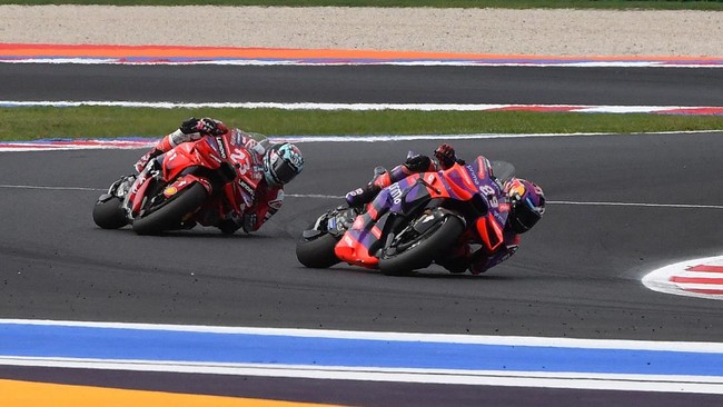Jorge Martin sempat menampilkan gestur kesal saat disalip Enea Bastianini pada lap terakhir MotoGP Emilia Romagna 2024.