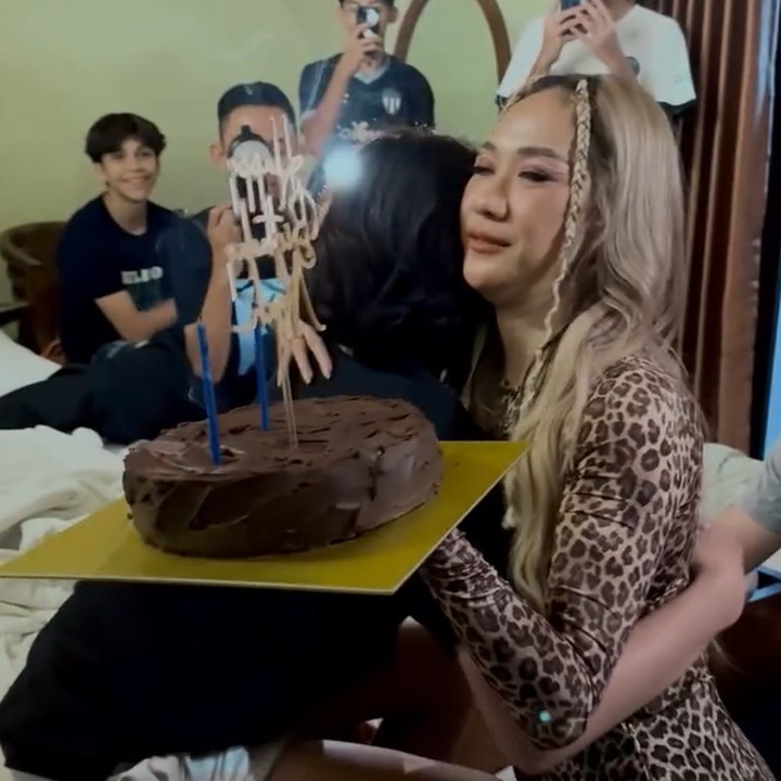 <p>Setelah meniup lilin tersebut, Noah Sinclair langsung menghambur ke pelukan sang Bunda, nih. BCL tampak membalas pelukannya dengan sangat erat. (Foto: Instagram @itsmebcl)</p>