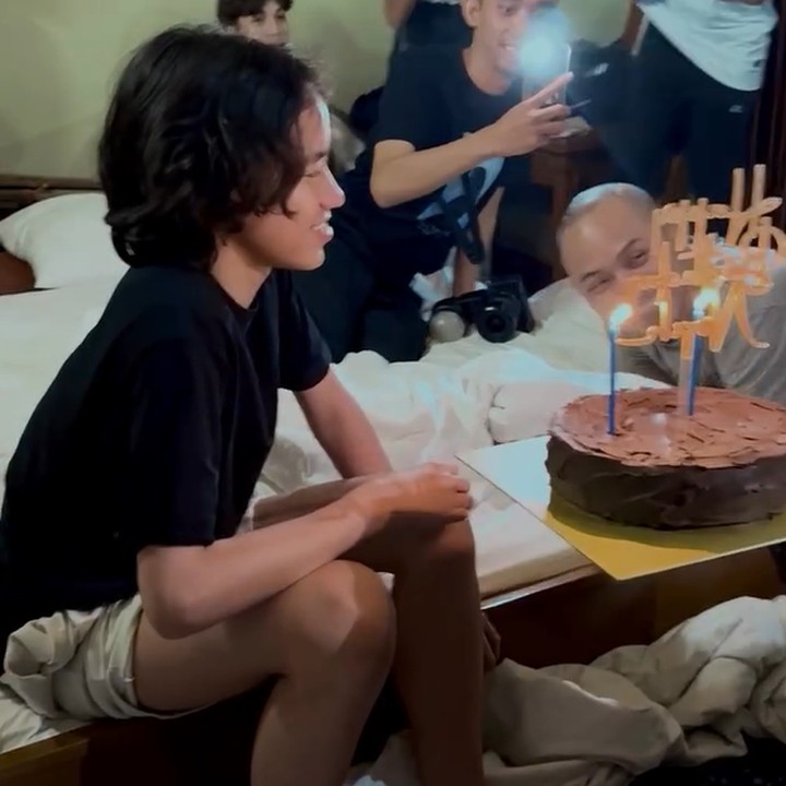 <p>Noah begitu terkejut saat sang Bunda datang ke kamar sambil membawa kue ulang tahun dengan lilin yang masih menyala. (Foto: Instagram @itsmebcl)</p>