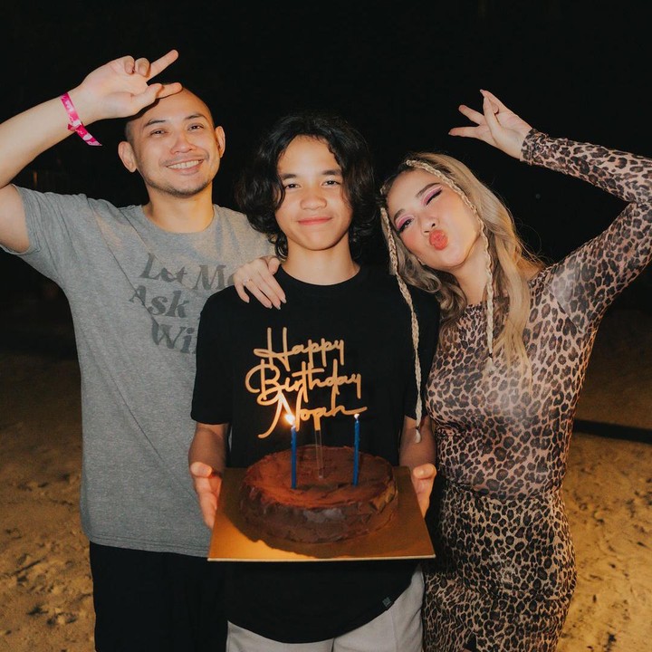 <p>"Balik dari @pestapora, masih dengan baju yang sama, buru-buru surprisein @noah.sinclair ulang tahun rame2.. I know u r not little anymore dan pasti sebel di gangguin karena lagi sama teman-teman, but I hope you know that I love you, we love you..," tulis BCL dalam unggahannya. (Foto: Instagram @itsmebcl)</p>