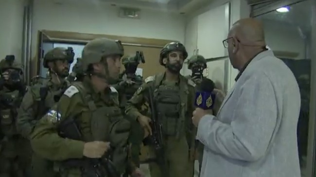 Pasukan Israel menyerbu kantor biro Al Jazeera di Ramallah, Tepi Barat, Palestina, Sabtu (22/9).