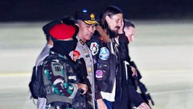 FOTO: Pilot Susi Air Tiba di Bandara Halim Dikawal Kopassus