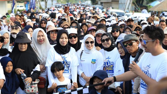 Puluhan ribu masyarakat Kolaka Timur (Koltim) tumpah ruah mengikuti jalan sehat riang ceria berbareng Pemda Koltim pada Sabtu (21/9).