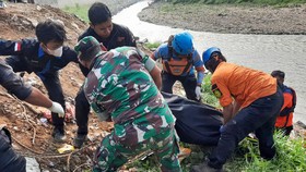 FOTO: Proses Evakuasi 7 Mayat Remaja Pria di Kali Bekasi
