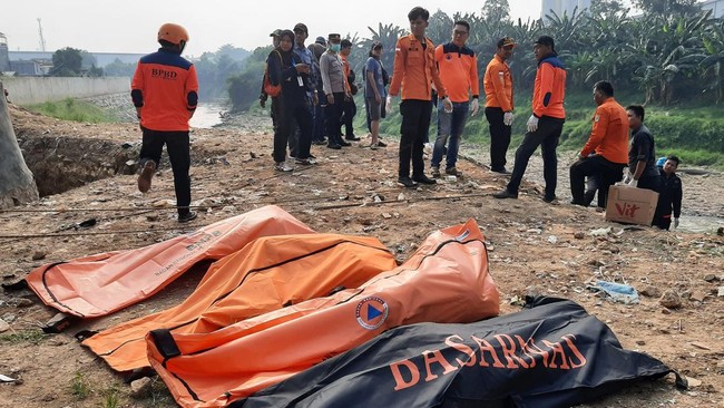 Kepolisian Kota Bekasi tetap melakukan olah tempat kejadian perkara (TKP) mengenai kasus penemuan tujuh jenazah di Kali Bekasi, Jawa Barat pada Minggu (22/9).