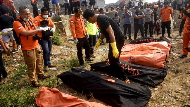 Tujuh jenazah remaja laki-laki nan ditemukan di Kali Bekasi, Minggu (22/9), telah teridentifikasi.