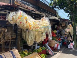Pedagang di Karangasem Bisa Kantongi Rp 3 Juta Sehari dari Jual Hiasan Penjor