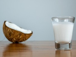 Orang dengan Kondisi Ini Sebaiknya Menghindari Minum Air Kelapa