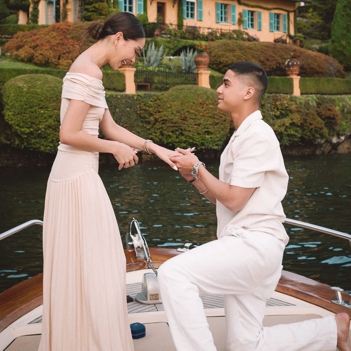 <p>Alyssa Daguise dan Al Ghazali menikah pada 16 Juni 2025. Sebelum resmi menikah, Al Ghazali melamar Alyssa di Italia, Bunda. Anak pertama musisi Ahmad Dhani ini melamar Alyssa dengan romantis di atas kapal dengan pemandangan indah Lake Como di Italia. Dalam potret yang diunggah, Al Ghazali terlihat berlutut di hadapan Alyssa seraya menggenggam tangan nya. Sementara itu, Alyssa tersenyum sambil menatap mata pria pujaannya itu dengan penuh kasih. (Foto: Instagram: @alghazali7)</p>