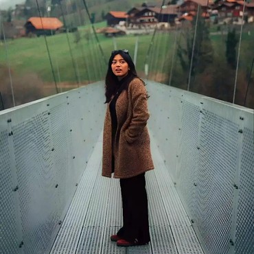 Potret Cantik Alleia Anak Ariel NOAH Pakai Hijab Saat Jalani Ibadah Umrah