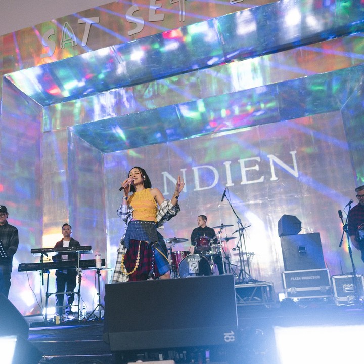<p>Musisi perempuan kelima yang tampil di Pestapora yakni Andien, Bunda. Sebagai informasi, ternyata ia menjadi satu-satunya perempuan yang tampil di hari pertama, lho. "Sebagai Pespor virgin <em>and the only female performer di Day 1 </em>(satu-satunya perempuan yang tampil di hari pertama)<em>, all I can say is (aku cuma mau bilang), </em>salut banget sama @pestapora atas penyelenggarannya yang super kreatif dan super bagus," ujarnya. (Foto: Instagram @andienaisyah)<br /><br /><br /></p>