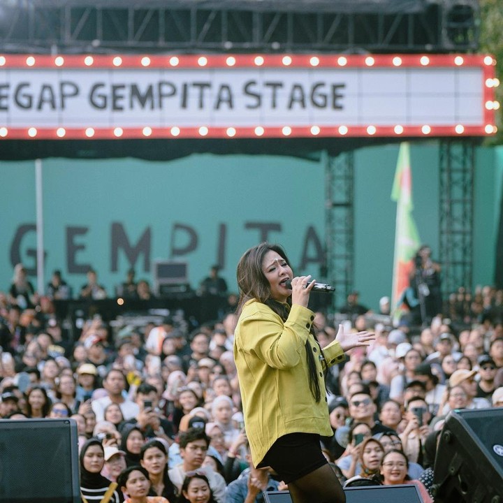 <p>Selanjutnya ada Audy Item. Bunda dua orang anak ini tampil tak kalah energik di atas panggung Pestapora 2024. "Seruuu bgt kemarin<em> thank u so much</em> semua yg kmrn hadir utk bernyanyi, menangis bahagia, loncat2, bernostalgia bersama," tulisnya. (Foto: Instagram @audyitem/@anugarin)<br /><br /><br /></p>