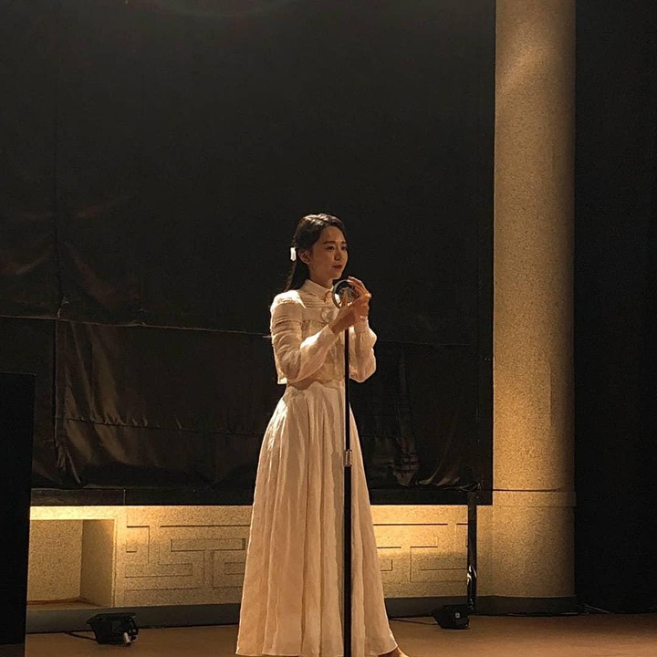 <p>Aura elegan sangat terpancar ketika gaya rambut Shin Hye Sun seperti ini. <em>Half-up hair</em> memang tidak pernah gagal membuat penampilam semakin cantik. Bunda dapat mencoba gaya rambut ini untuk membuat penampilan lebih anggun. (Foto: Instagram @shinhs831)</p>