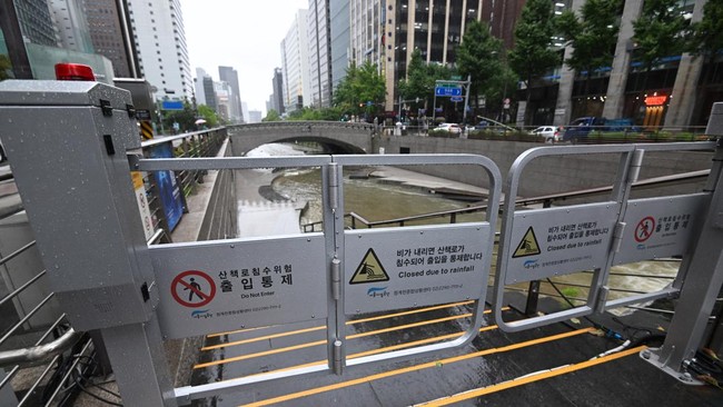 Banjir dan tanah longsor menerjang sejumlah wilayah dan jalan-jalan di Korea Selatan pada akhir pekan lalu.