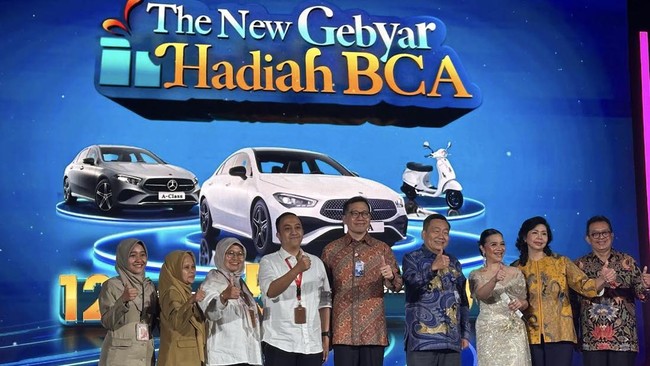 BCA mengumumkan para pemenang program Gebyar Hadiah BCA yang berhasil membawa pulang berbagai hadiah menarik, mulai dari motor hingga mobil mewah.